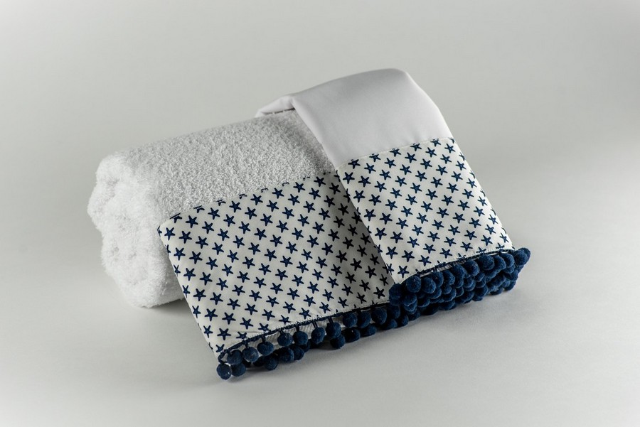 M33-28 Λαδόπανα βάπτισης αγόρι Μ33 Αστεράκια Μπλε Με Πον-Πον - Image 1