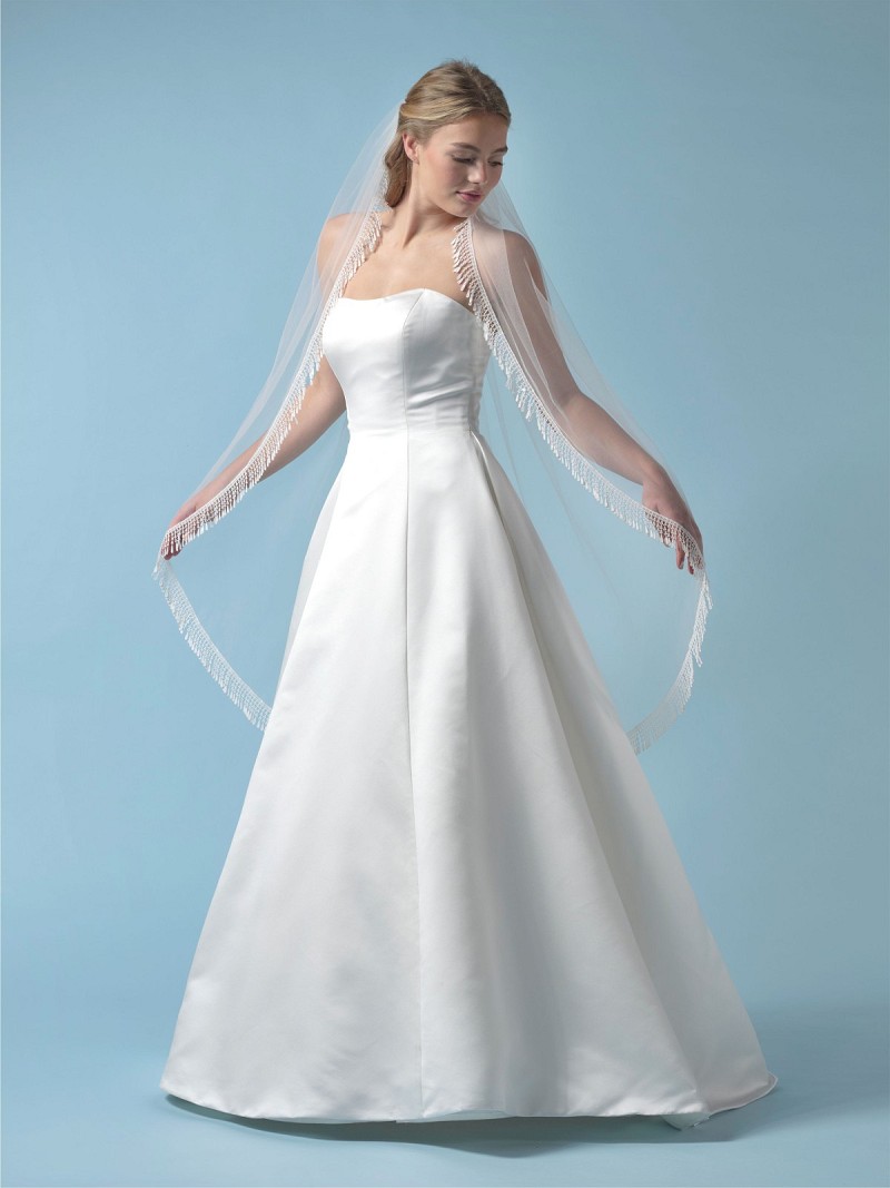 Πέπλο από μαλακό τούλι μονής στρώσης διακοσμημένο με περίγραμμα από μικρό κρόσσι σε σχήμα φύλλου 120 cm S431-120--1--SOFT