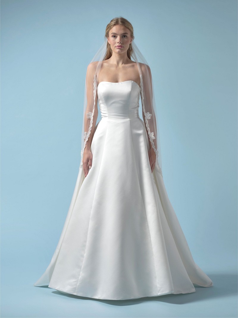 Πέπλο από μαλακό τούλι μονής στρώσης διακοσμημένο με περίγραμμα που έχει κεντημένο σχέδιο με πούλιες και χάντρες 120 cm S429-120--1--SOFT