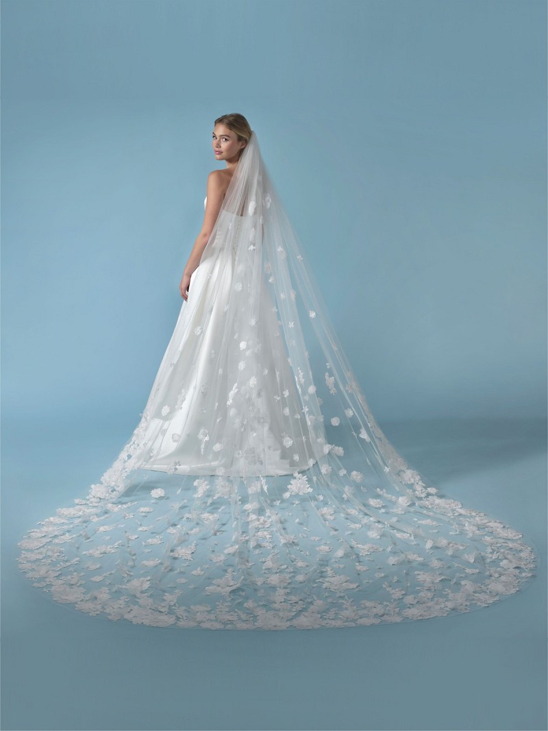 Πέπλο από μεσαίο τούλι μονής στρώσης διακοσμημένο με υφασμάτινα 3D λουλούδια 350 cm S422-350--1--MED