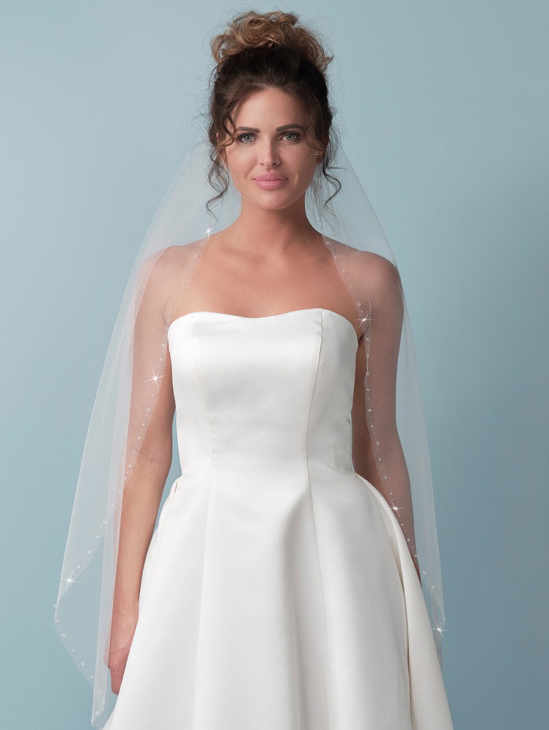 Πέπλο μονής στρώσης σε μεσαίο τούλι διακοσμημένο με γυάλινες πέτρες. Μήκος 120 cm. S45-120--1--MED