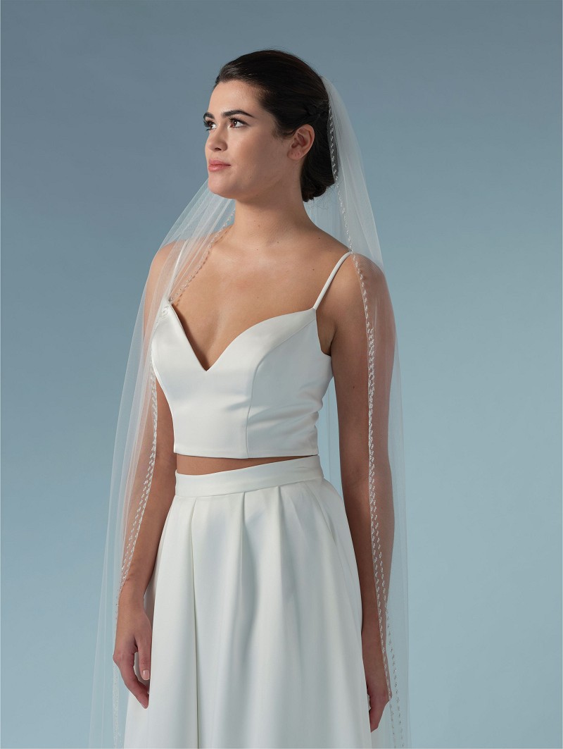 Πέπλο από μεσαίο τούλι μονής στρώσης διακοσμημένο με χάντρες και κρύσταλλα στην άκρη του | Μήκος: 300 cm  S443-300--1--MED