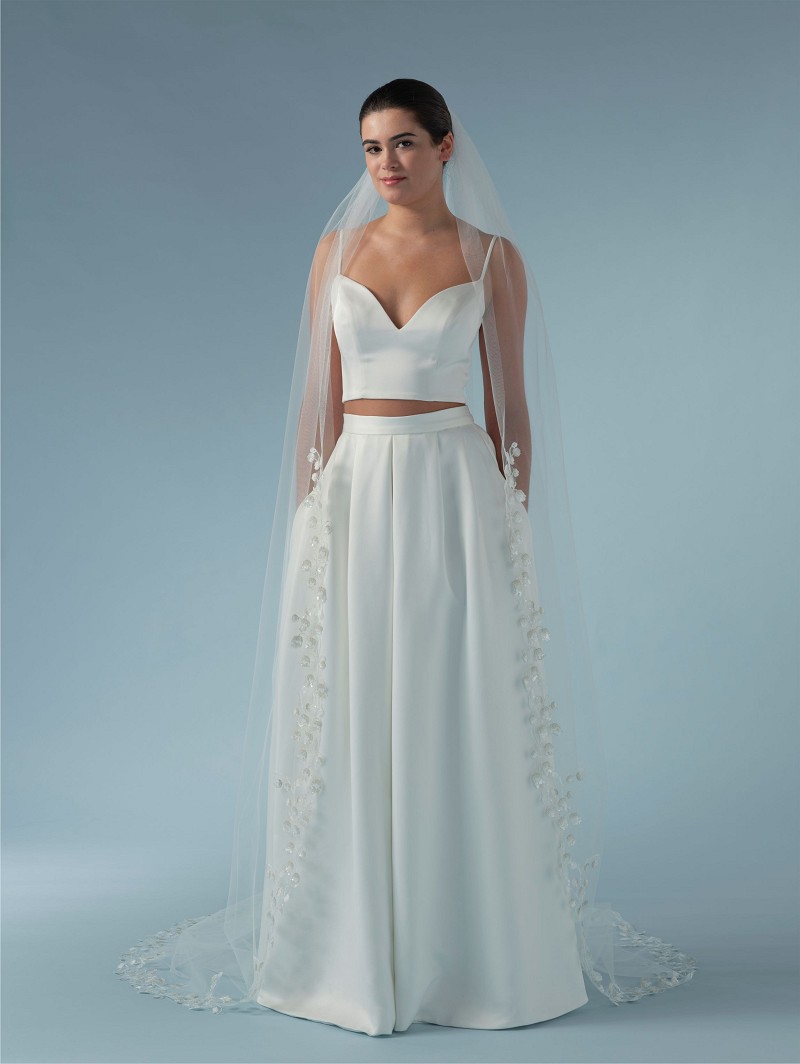 Πέπλο από μαλακό τούλι μονής στρώσης διακοσμημένο με μοτίβο από κεντημένα λουλούδια και πούλιες σε σχήμα τουλίπας | Μήκος: 280 cm S448-280--1--SOFT