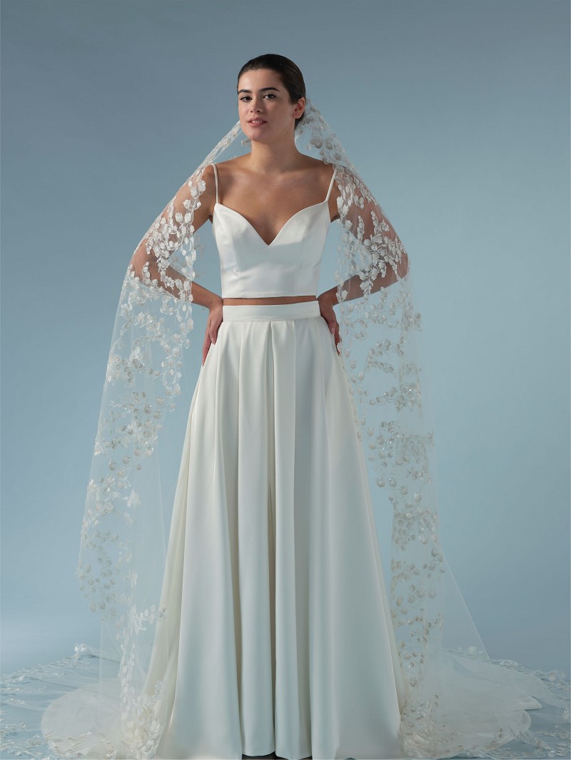 Πέπλο από μεσαίο τούλι διακοσμημένο με κεντημένα λουλούδια και πούλιες σε σχήμα τουλίπας | Στρογγυλό μοντέλο | Μήκος: 300 cm  S449-300--R--MED