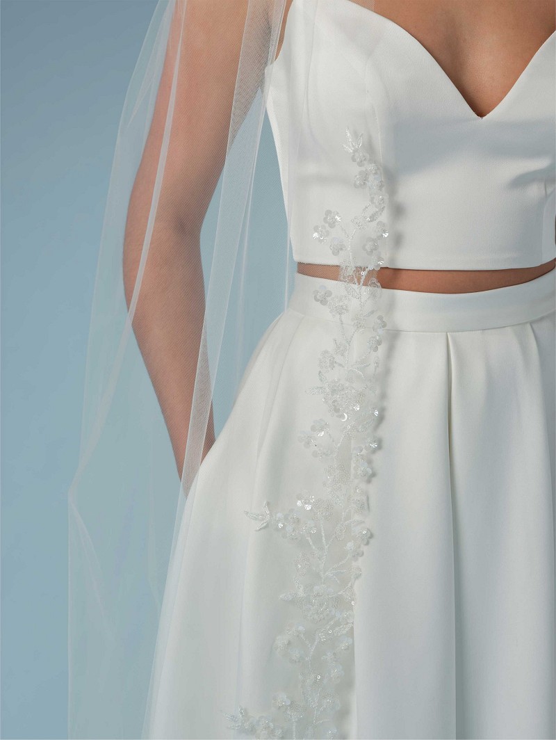 Πέπλο από μεσαίο τούλι μονής στρώσης διακοσμημένο με σχέδιο λουλουδιών από πούλιες στην άκρη του | Μήκος: 300 cm  S465-300--1--MED