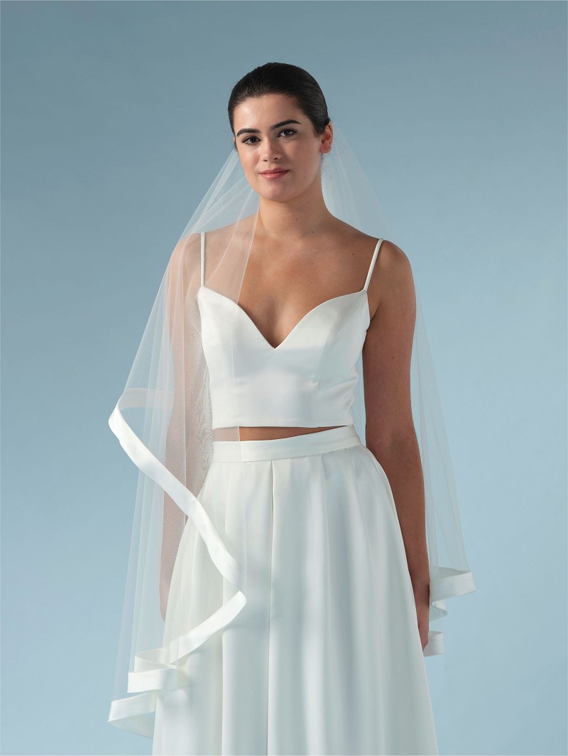 Πέπλο από μαλακό τούλι διακοσμημένο με φαρδιά ματ σατέν άκρη | Στρογγυλό μοντέλο | Μήκος: 210 cm S471-210--R--SOFT