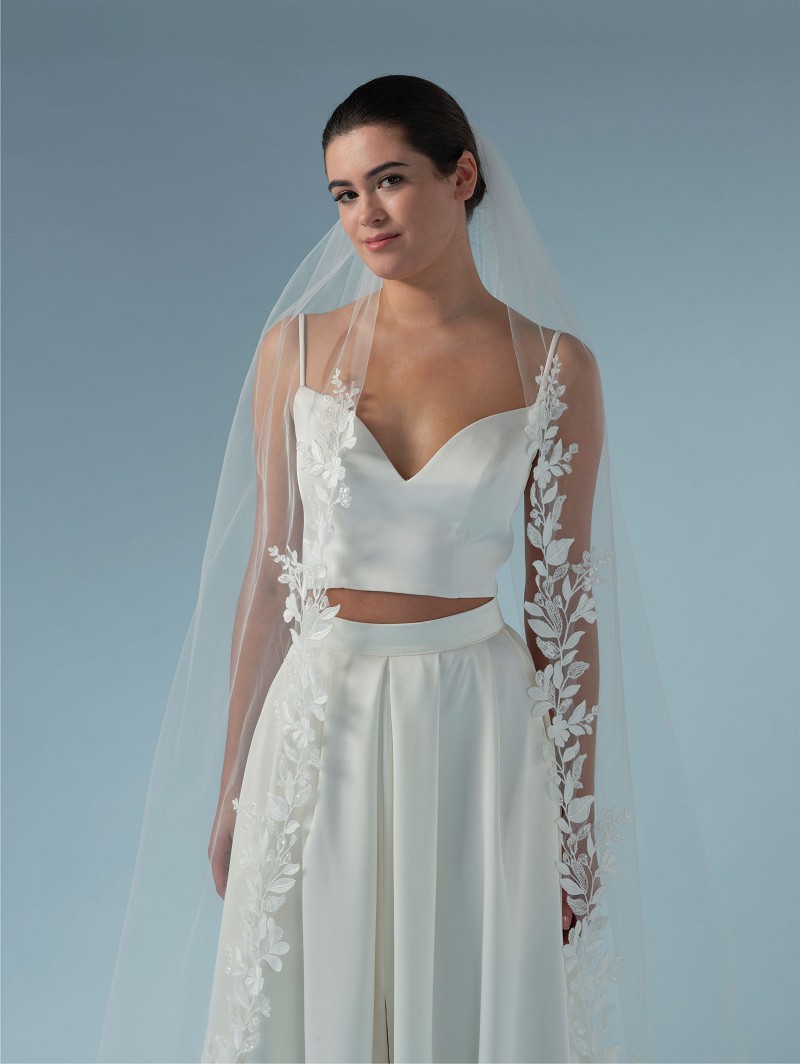 Πέπλο από μεσαίο τούλι μονής στρώσης διακοσμημένο με κεντημένο μοτίβο λουλουδιών | Μήκος: 300 cm  S473-300--1--MED