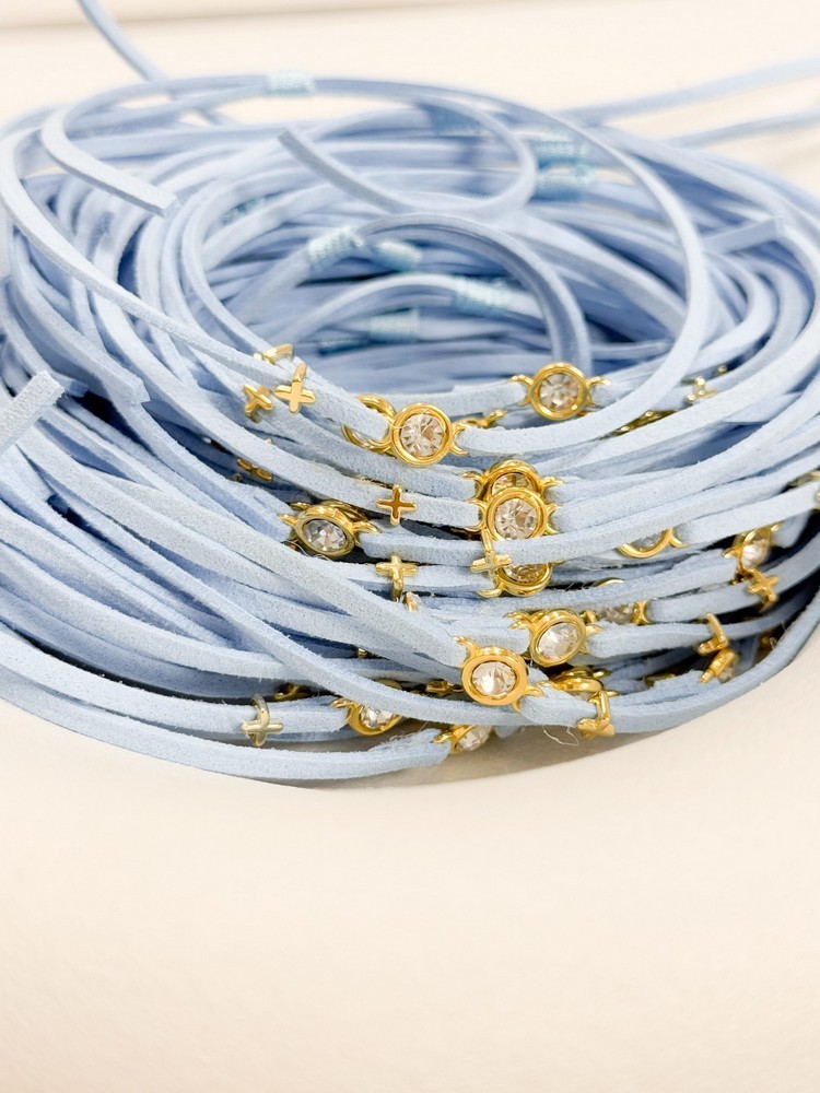 Μαρτυρικό βραχιόλι με επιχρυσωμένο σταυρό, κρύσταλλο swarovski και baby blue suede A21(50τμχ)