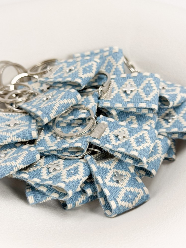 Μαρτυρικό μπρελόκ με μεταλλικό σταυρό ασημί, και κορδέλα σε μπλέ λευκό αποχρώσεις A24 (50τμχ)