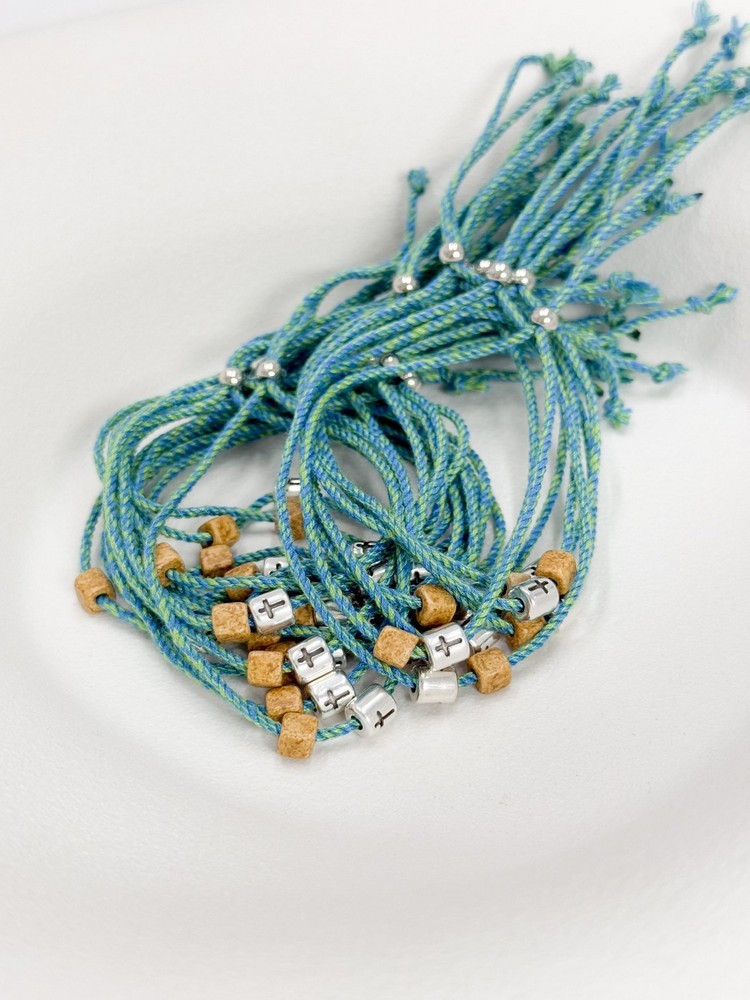 Μαρτυρικό βραχιόλι με μεταλλικό σταυρό ασημί, κεραμικός κύβος, χάντρα και δίχρωμο κορδόνι A26 (50τμχ)