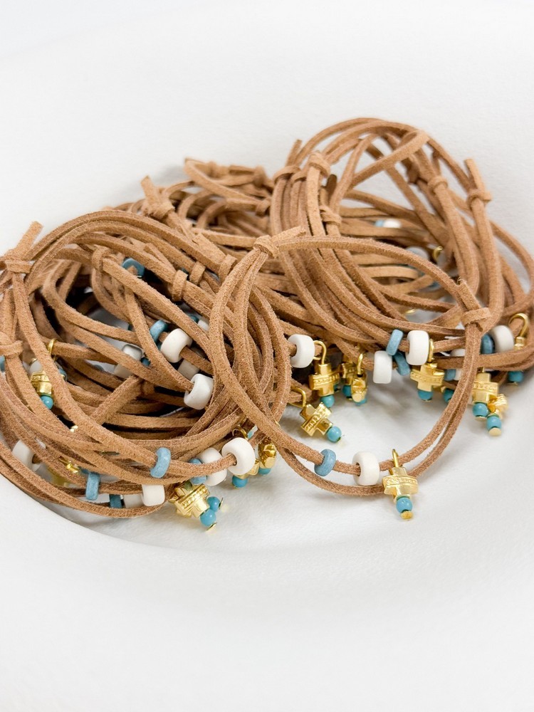 Μαρτυρικό βραχιόλι με επιχρυσωμένο σταυρό, ροδέλες και suede κορδόνι A28 (50τμχ)