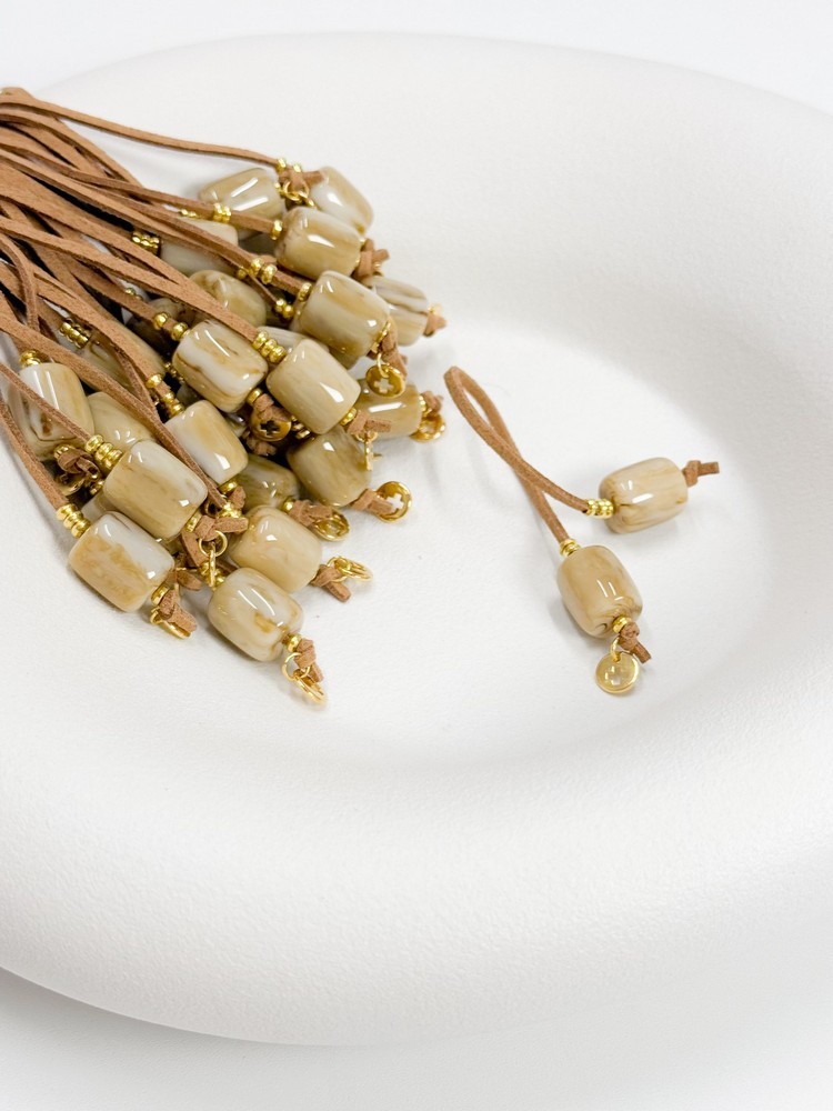 Μαρτυρικό μπεγλέρι με επιχρυσωμένο σταυρό και χάντρα με  νερά σε μπέζ αποχρώσεις D34(50τμχ)