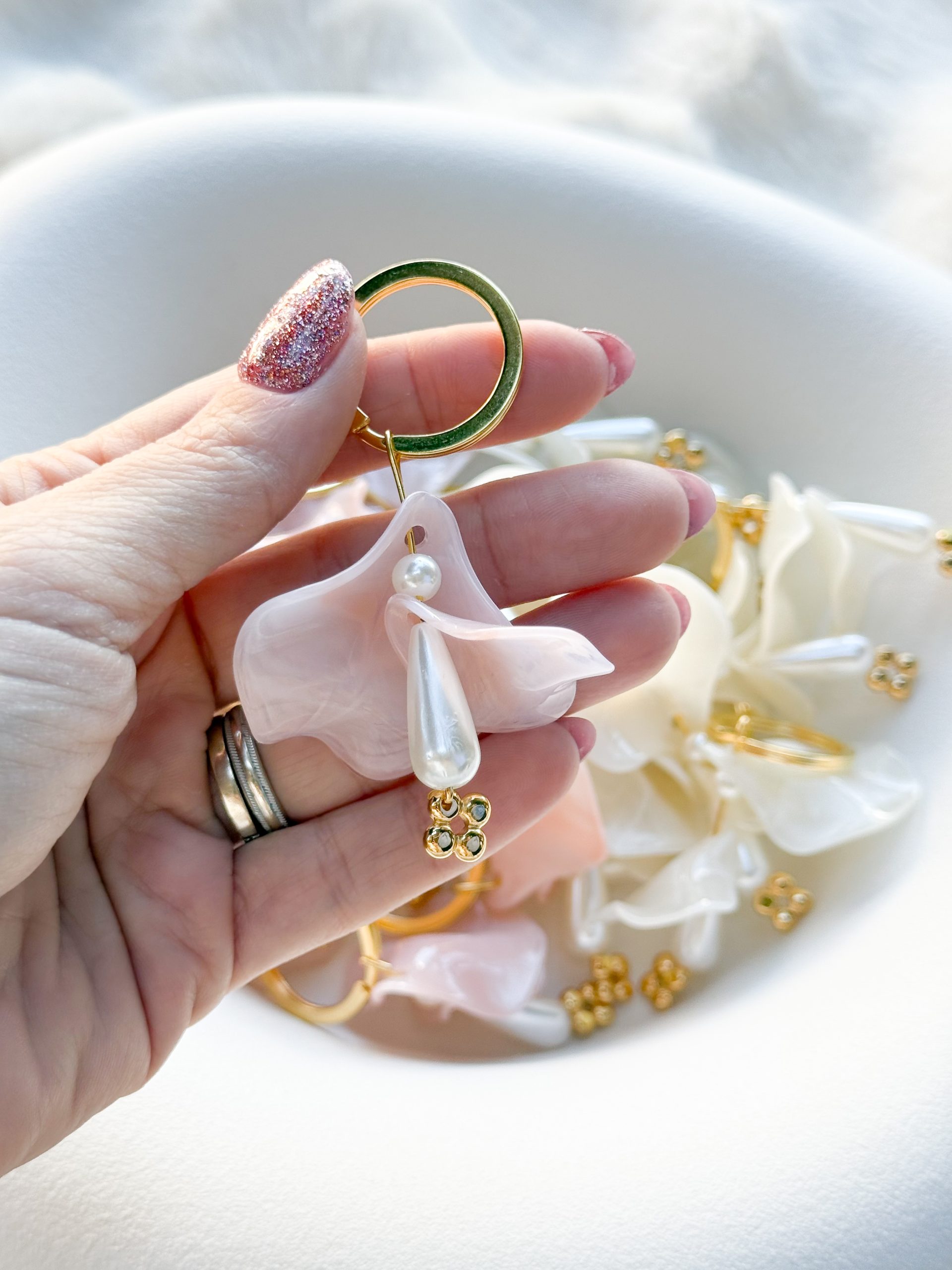 Μαρτυρικό μπρελόκ με ακρυλικά πέταλα λουλουδιού και επιχρυσωμένο σταυρό E102 (50τμχ)