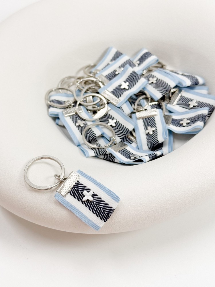 Μαρτυρικό μπρελοκ σε ασημί απόχρωση με κολλητό σταυρό και τρίχρωμη τρέσα G69 (50τμχ)