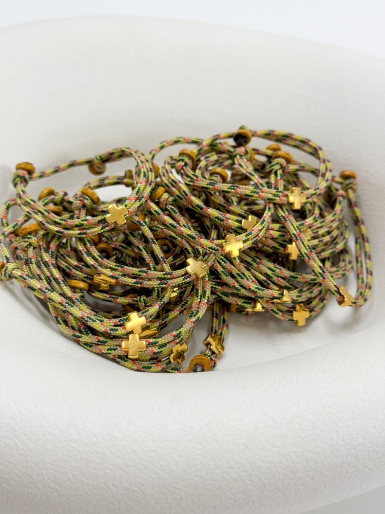 Μαρτυρικό βραχιόλι με επιχρυσωμένο σταυρό,ροδέλες και τρίχρωμο κορδόνι H1(50τμχ)