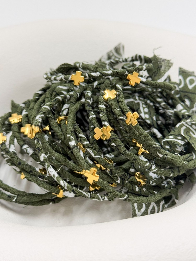 Μαρτυρικό βραχιόλι με επιχρυσωμένο σταυρό, memory wire και ύφασμα μπαντάνα H5 (50τμχ)