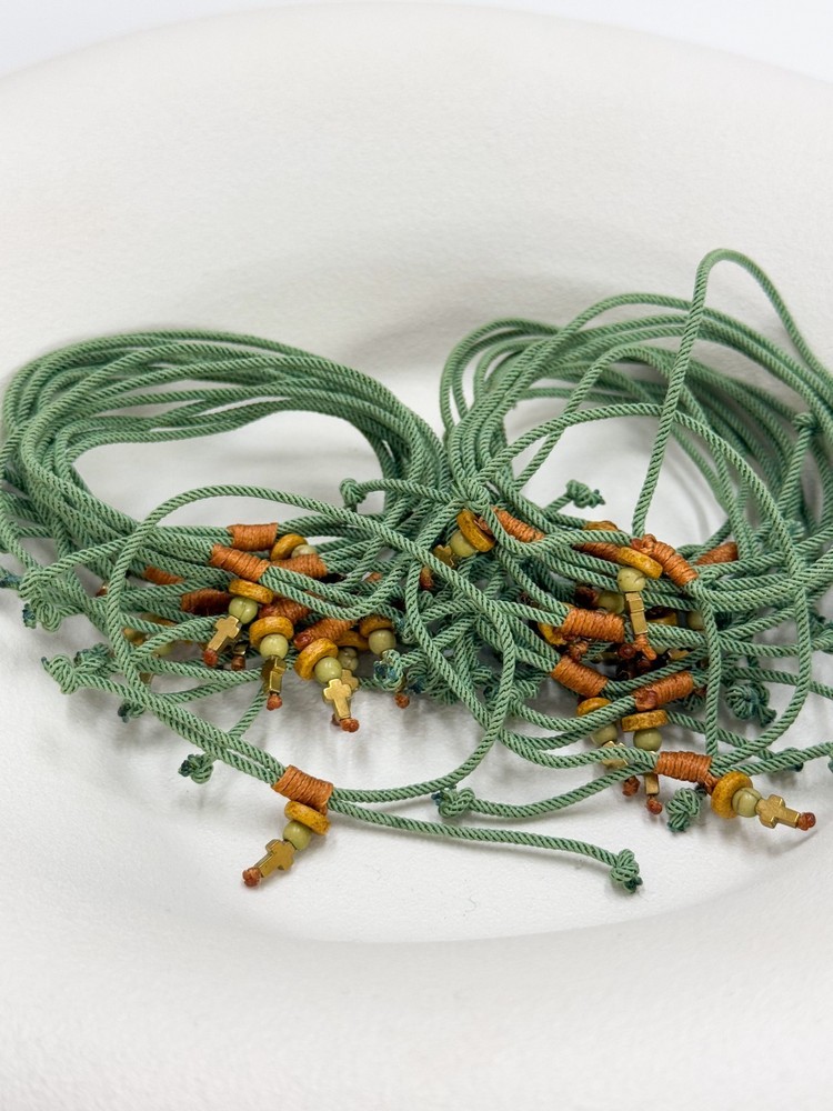 Μαρτυρικό βραχιόλι με αιματίτης σταυρό, πολυεστερικό κορδόνι 1.5mm και χάντρες H6 (50τμχ)