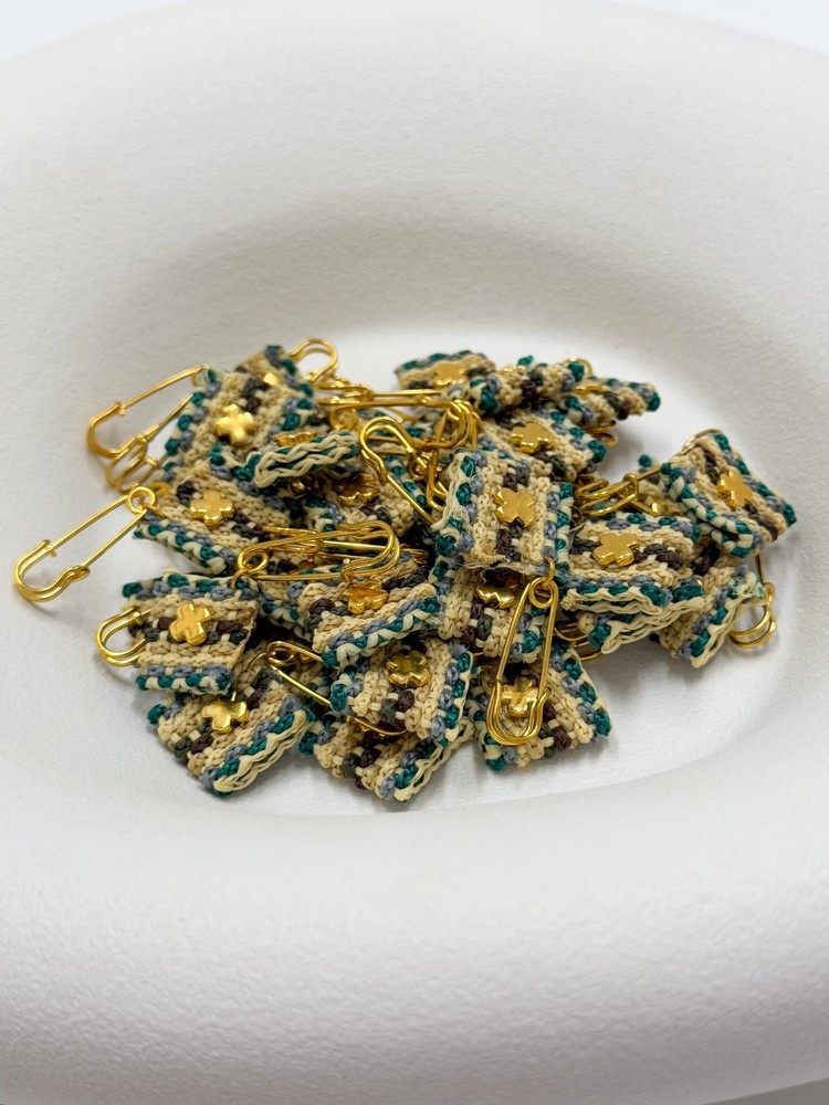 Μαρτυρικό καρφίτσα με επιχρυσωμένο σταυρό, και πολύχρωμη πλεκτή κορδέλα H7 (50τμχ)