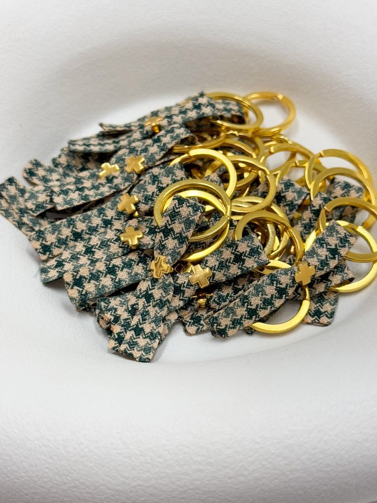 Μαρτυρικό μπρελόκ με επιχρυσωμένο σταυρό, πολύχρωμο καρό ύφασμα H9 (50τμχ)