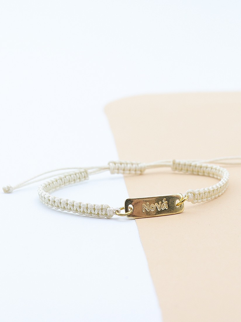 Μαρτυρικό βραχιόλι μακραμέ με όνομα εκρού EM101