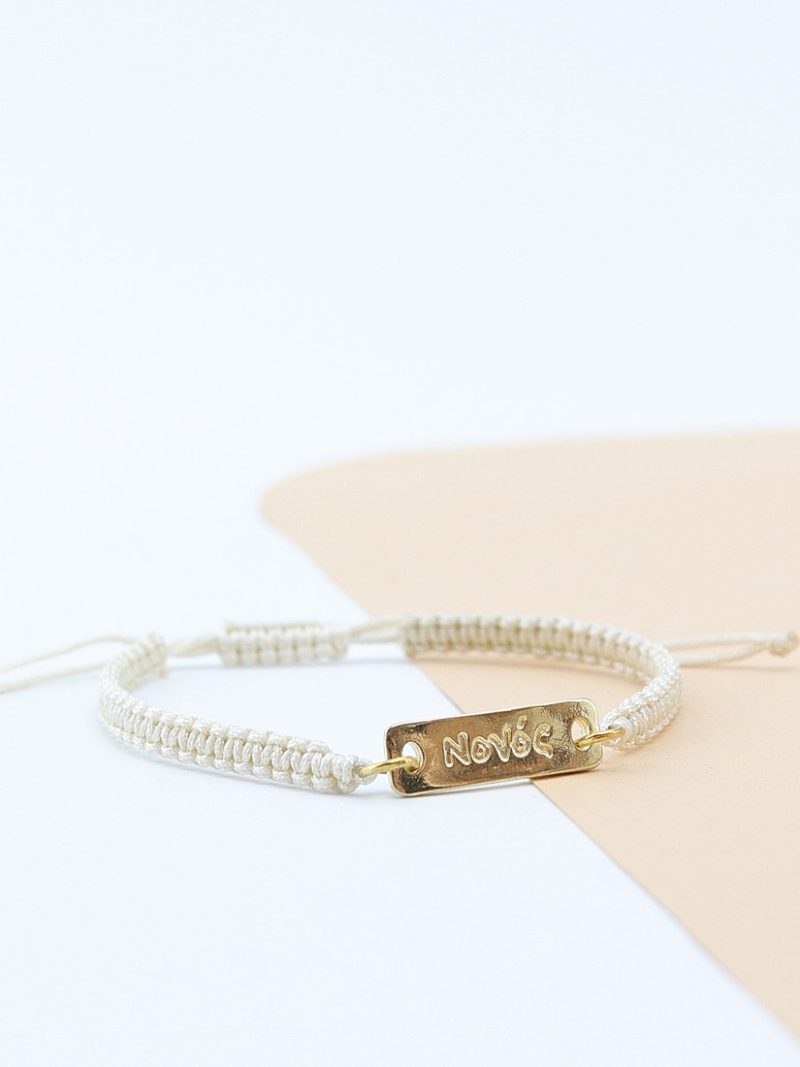 Μαρτυρικό βραχιόλι μακραμέ με όνομα εκρού EM101 - Image 3